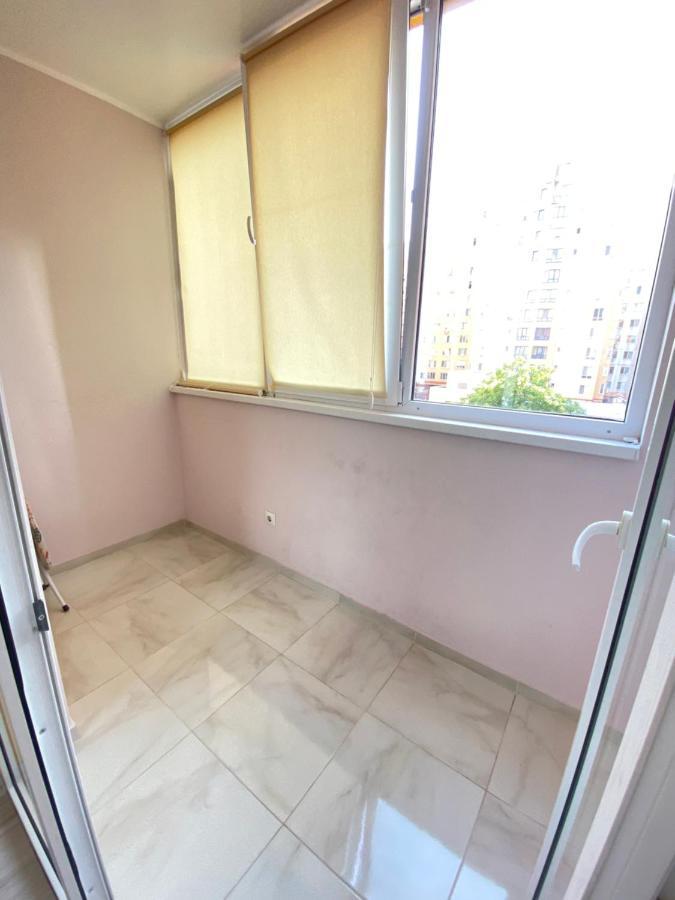 Cozy Two Bedroom Large Apartment Chisinau Bagian luar foto