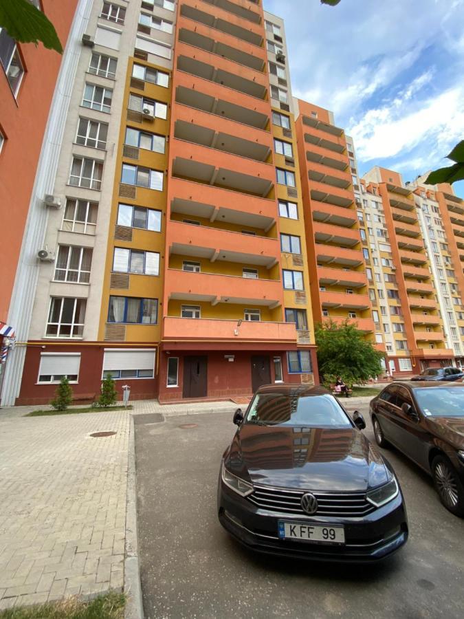 Cozy Two Bedroom Large Apartment Chisinau Bagian luar foto