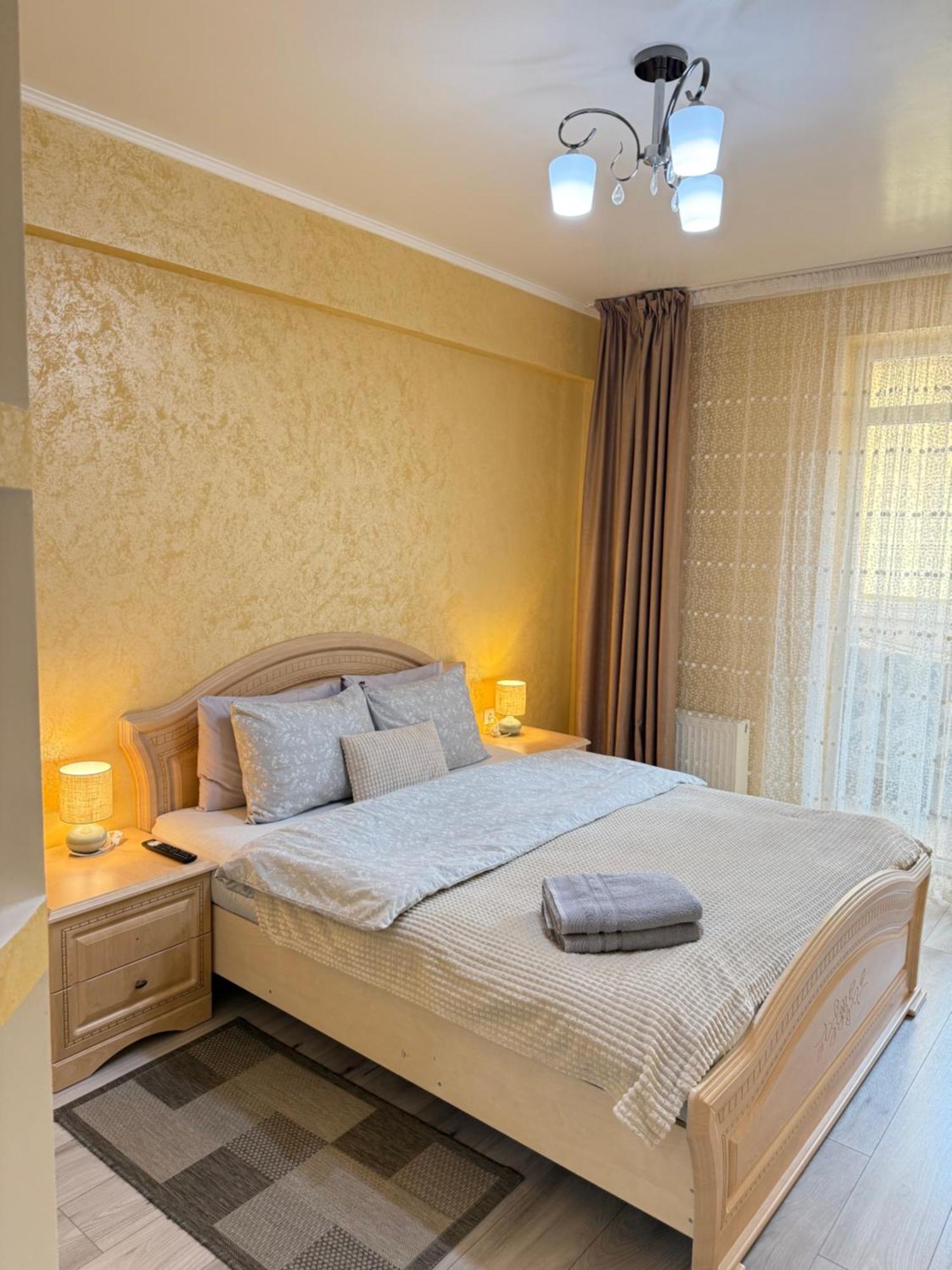Cozy Two Bedroom Large Apartment Chisinau Bagian luar foto