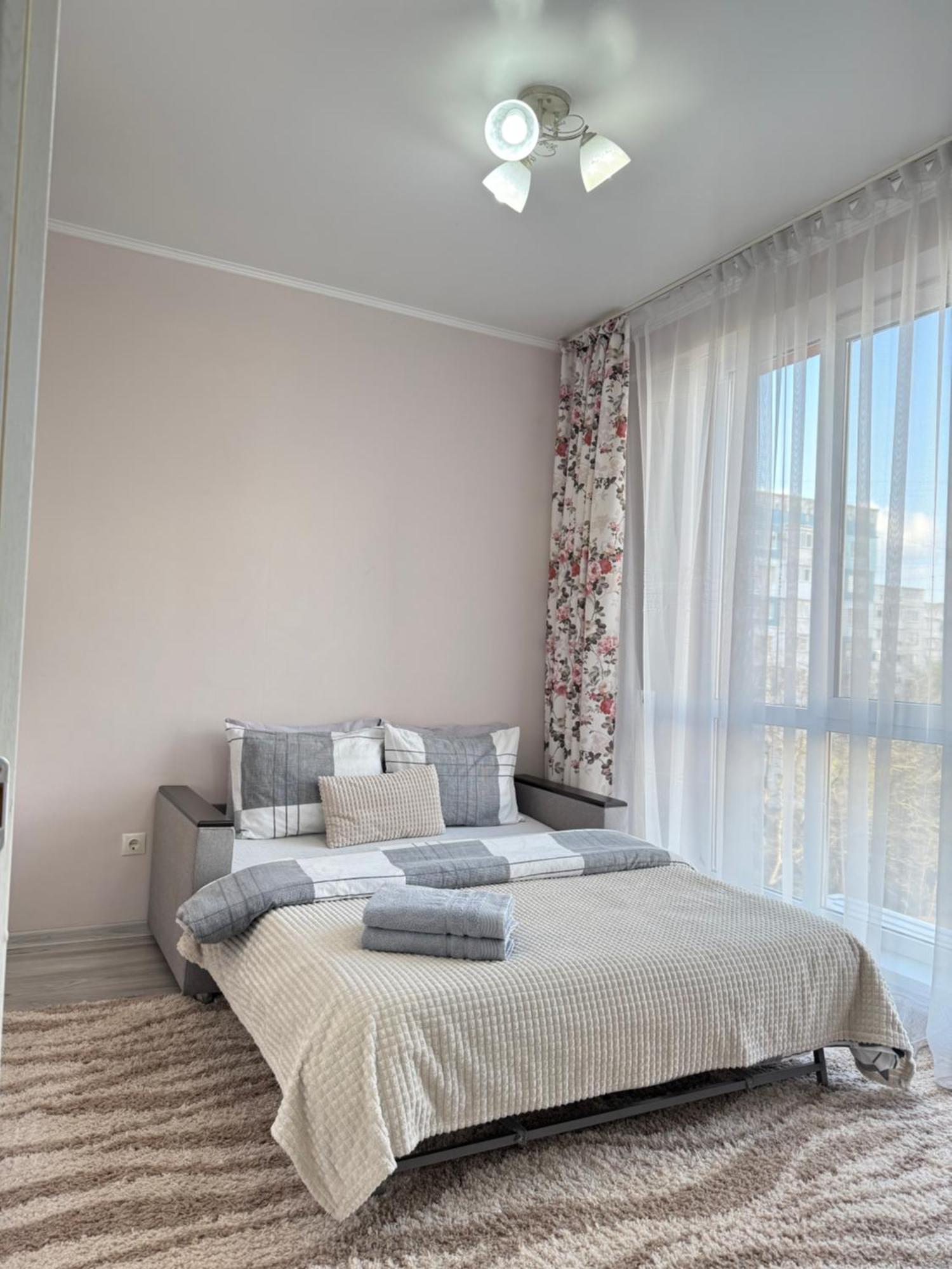 Cozy Two Bedroom Large Apartment Chisinau Bagian luar foto