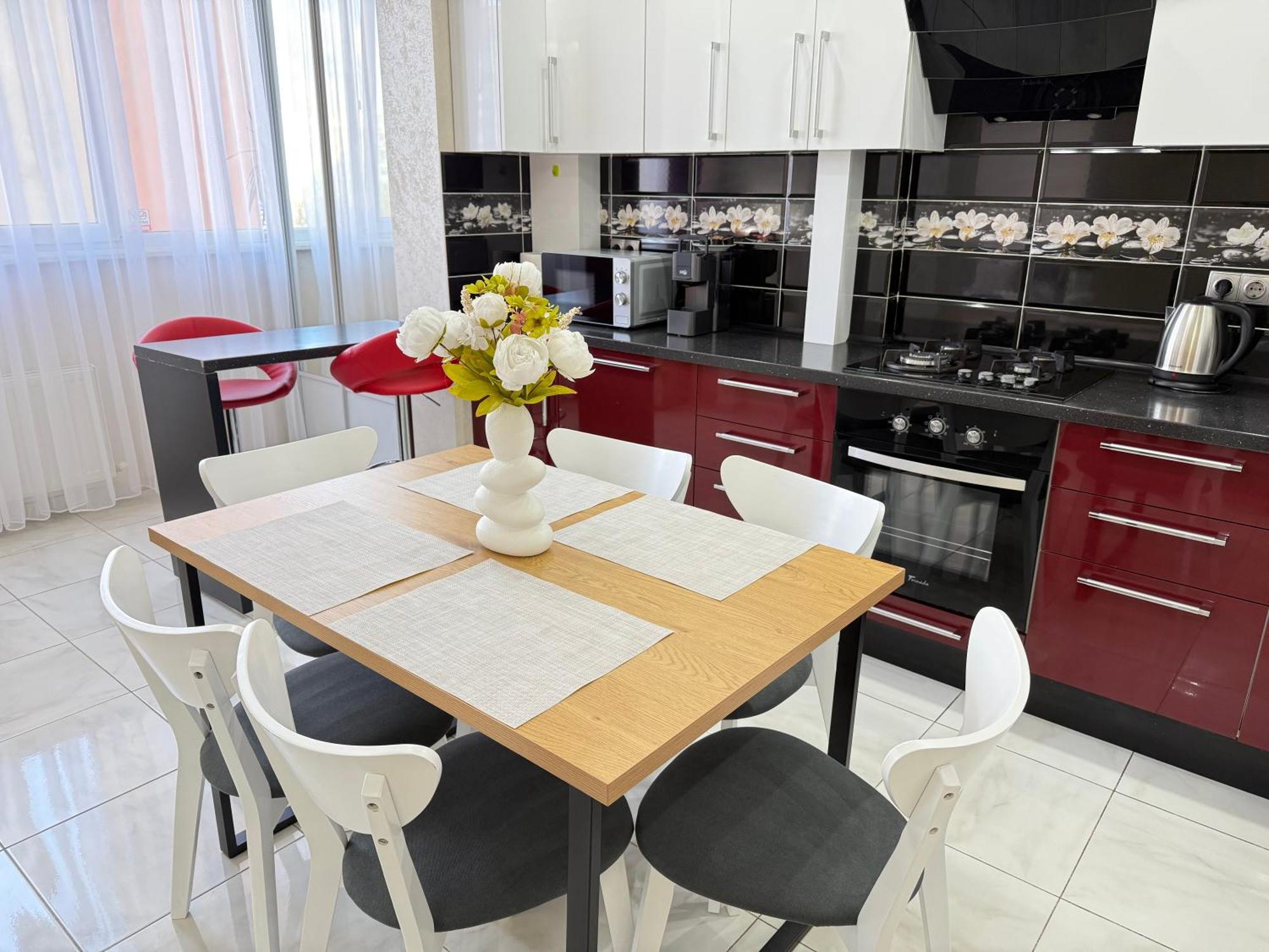 Cozy Two Bedroom Large Apartment Chisinau Bagian luar foto