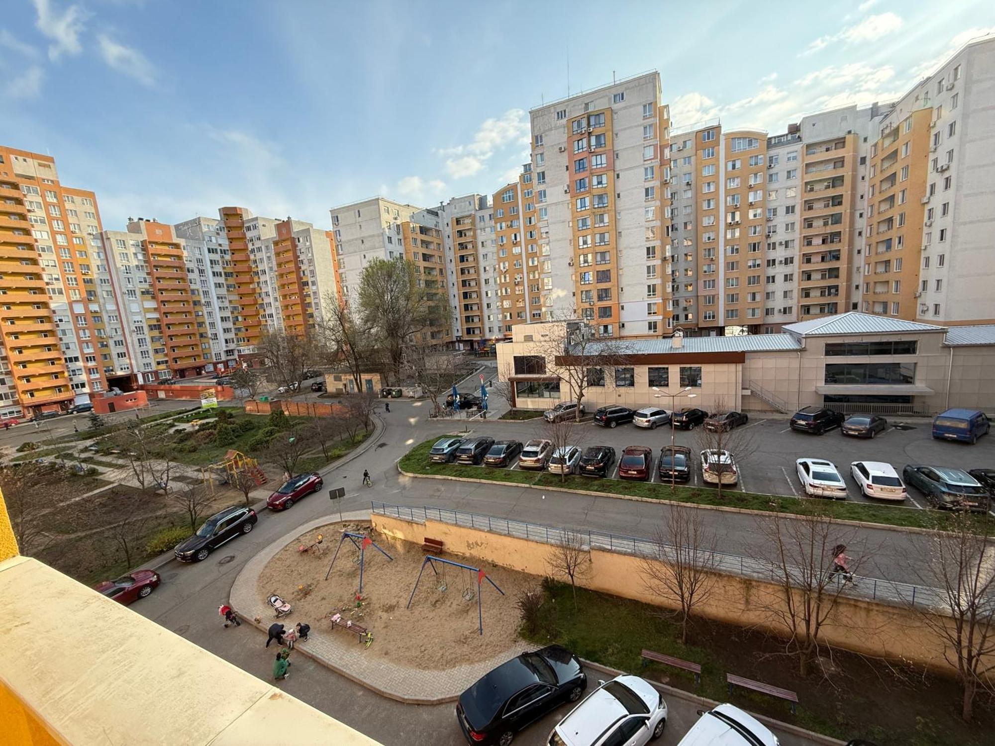 Cozy Two Bedroom Large Apartment Chisinau Bagian luar foto