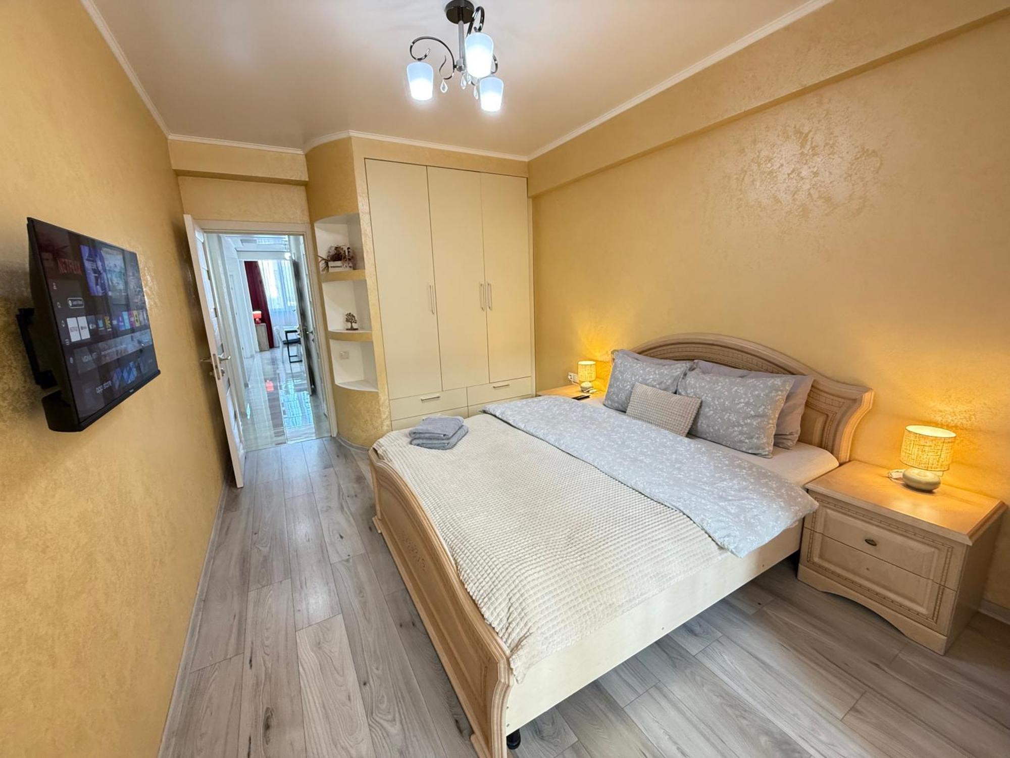 Cozy Two Bedroom Large Apartment Chisinau Bagian luar foto