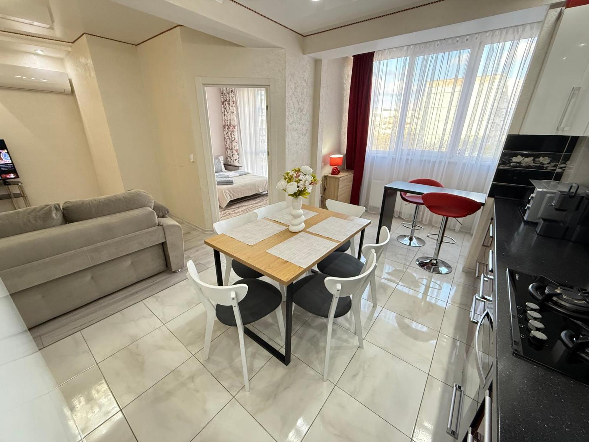 Cozy Two Bedroom Large Apartment Chisinau Bagian luar foto