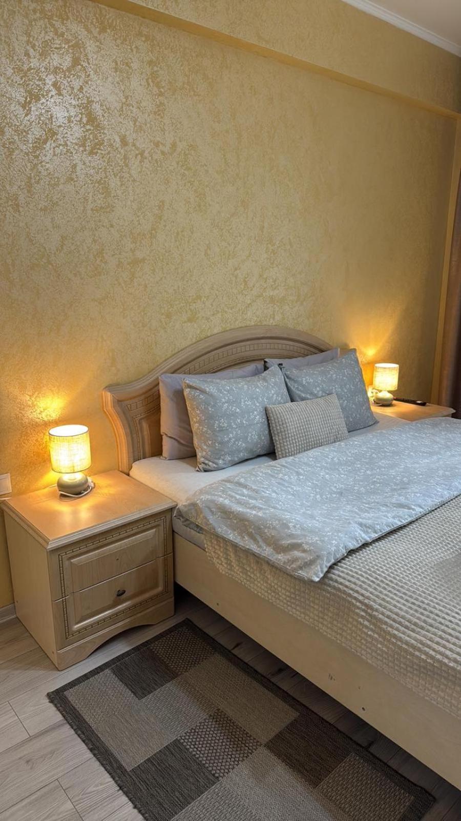 Cozy Two Bedroom Large Apartment Chisinau Bagian luar foto