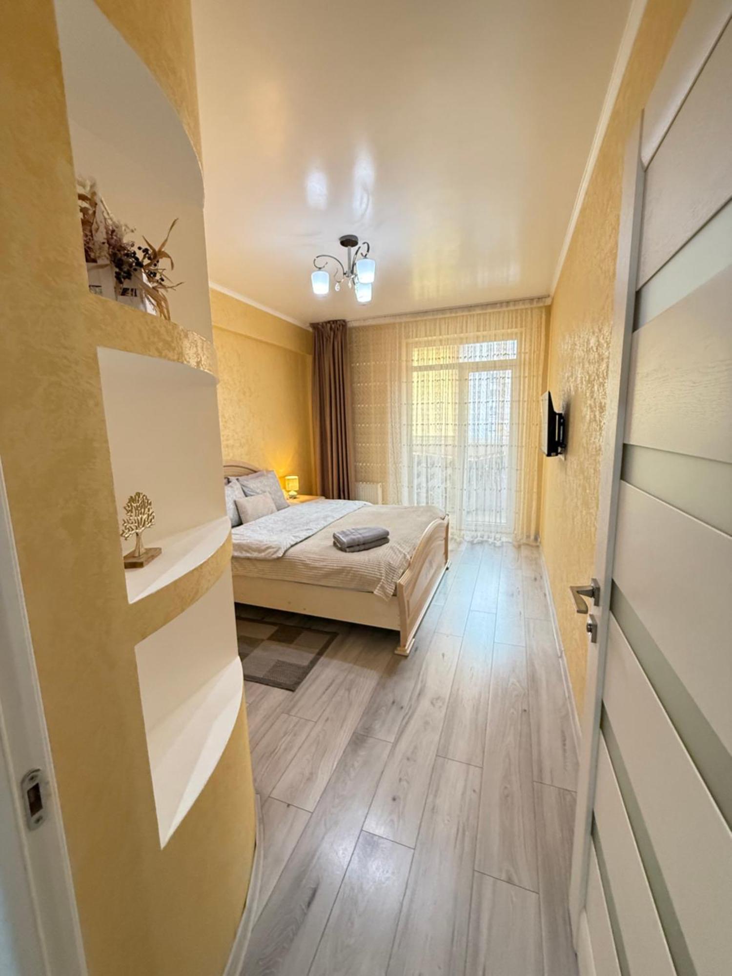 Cozy Two Bedroom Large Apartment Chisinau Bagian luar foto